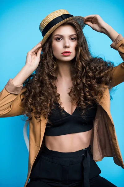 ファッショナブルな Canotier 帽子とジャケットの長い巻き毛を持つ美しい若い女性 — ストック写真