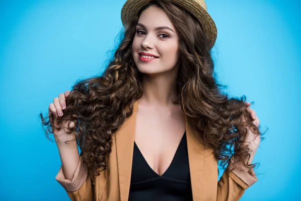 Mujer Joven Feliz Con Pelo Rizado Largo Sombrero Canotier Chaqueta — Foto de Stock