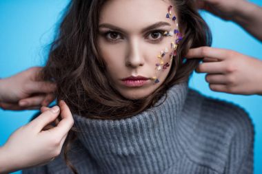 stilistler yüzünde çiçekler ile balıkçı yaka kazak modeli ile çalışma