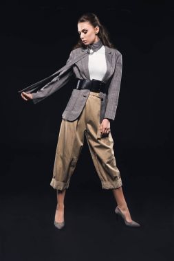 tam uzunlukta görünümünü siyah izole poz şık genç kadın