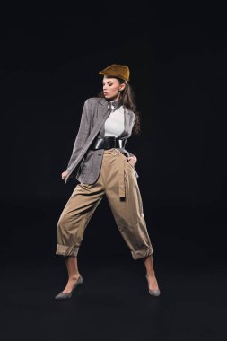 tam uzunlukta görünümünü siyah izole şık zarif genç kadın poz