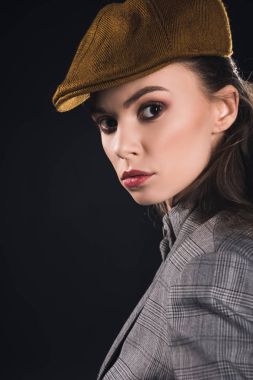 güzel zarif genç kadın siyah izole kamera bakıyor