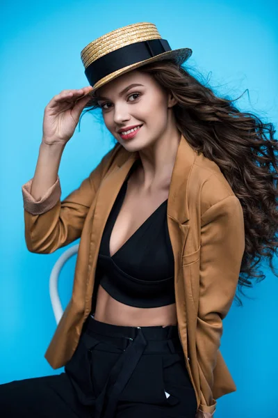 Jovem Sorridente Com Cabelo Ondulado Longo Chapéu Canotier Jaqueta Sentada — Fotografia de Stock