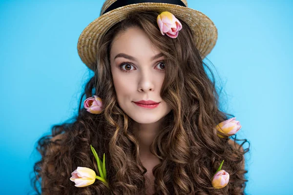 Παιχνιδιάρικο Νεαρή Γυναίκα Καπέλο Canotier Λουλούδια Μακριά Σγουρά Μαλλιά Της — Φωτογραφία Αρχείου