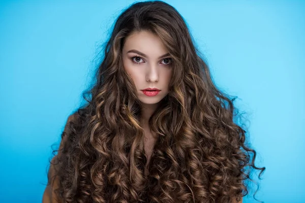 Jovem Atraente Com Cabelo Encaracolado Longo Isolado Azul — Fotografia de Stock