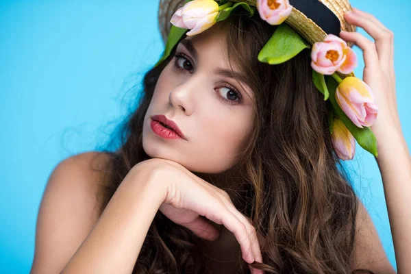 Sensual Mujer Joven Sombrero Canotier Con Hermosos Tulipanes Debajo Ella — Foto de Stock