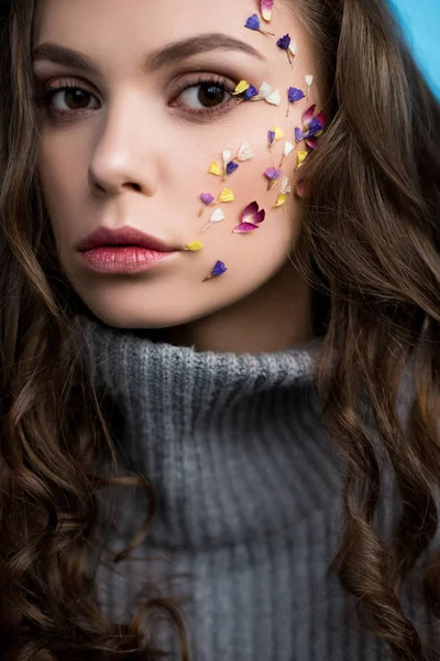 Close Portret Van Stijlvolle Jongedame Met Bloemen Gezicht Het Grijs — Gratis stockfoto