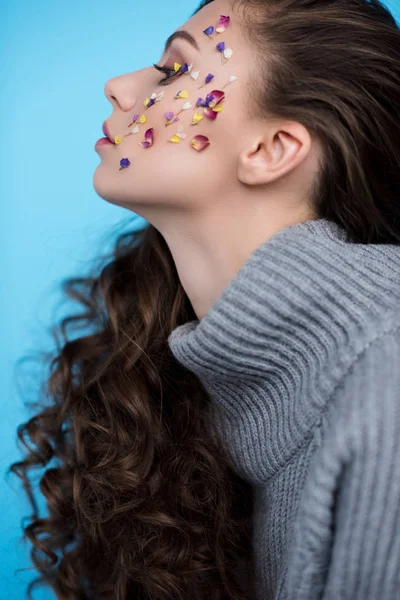 Side View Young Woman Flowers Face Warm Sweater Isolated Blue — Free Stock Photo