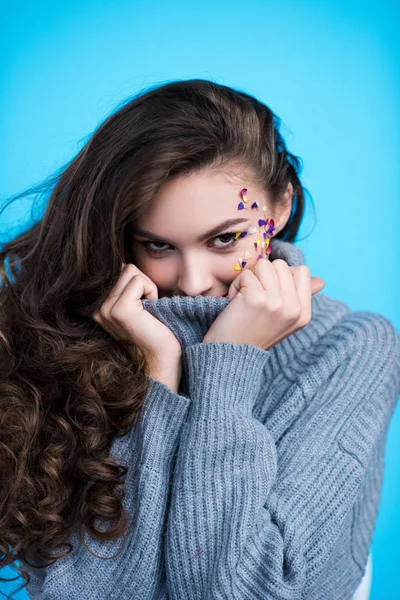 Giovane Donna Sorridente Con Fiori Sul Viso Elegante Maglione Dolcevita — Foto Stock