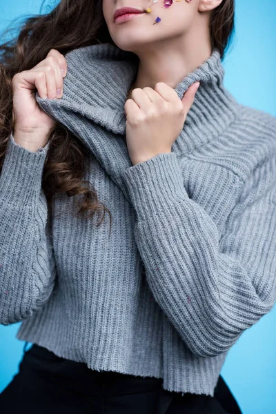 青に分離されたスタイリッシュなセーターの首を伸ばして女性のクロップ撮影 — ストック写真