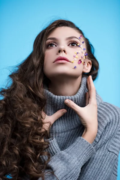 Mulher Elegante Camisola Malha Cinza Gola Alta Com Flores Rosto — Fotografia de Stock