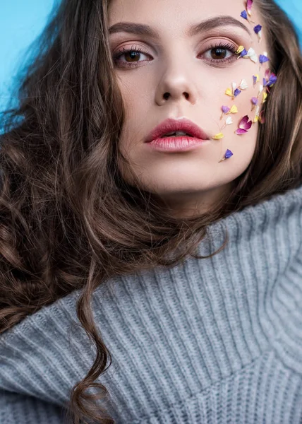 Close Portrait Woman Warm Grey Sweater Flowers Attached Face — Free Stock Photo