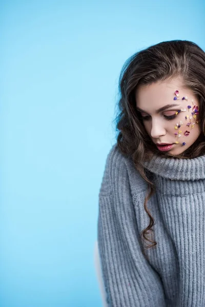 Vacker Kvinna Varm Grå Tröja Och Blommor Ansikte Isolerade Blå — Stockfoto