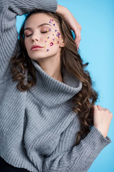 Sensual Young Woman Closed Eyes Flowers Face Posing Isolated Blue — Stock Photo, Image