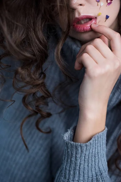 Tiro Cortado Sensual Jovem Mulher Com Flores Rosto — Fotografia de Stock