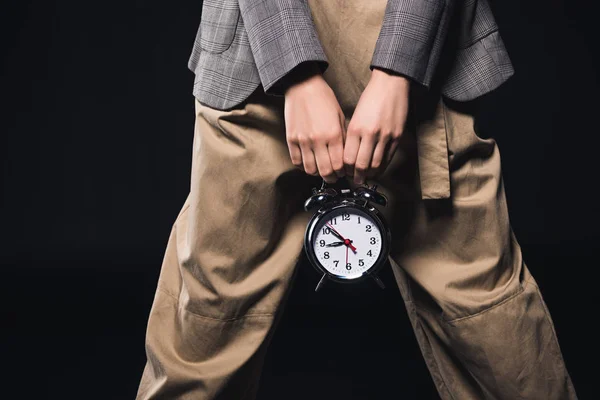 Schnappschuss Einer Stilvollen Frau Die Uhr Isoliert Auf Schwarz Hält — kostenloses Stockfoto
