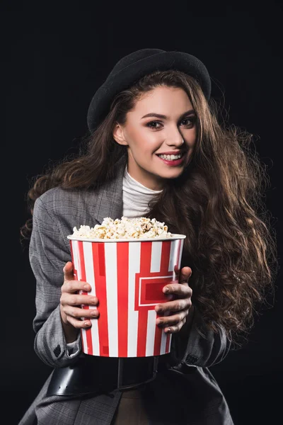 Krásná Stylová Mladá Žena Držící Popcorn Usmívá Fotoaparát Samostatný Černém — Stock fotografie