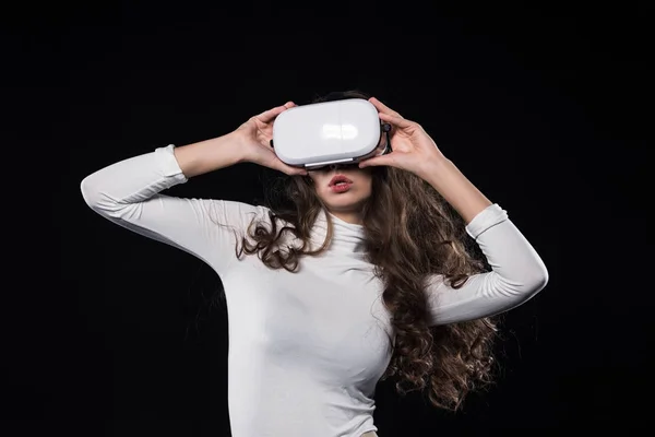 Mulher Morena Atraente Usando Fone Ouvido Realidade Virtual Isolado Preto — Fotografia de Stock