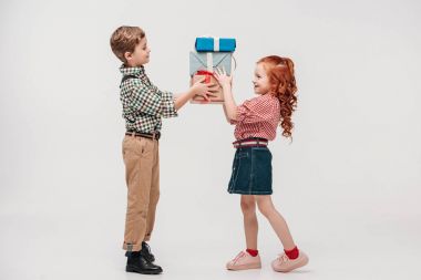 izole üzerinde gri tutan güzel gülümseyen çocuklar yan görünüm sunar 