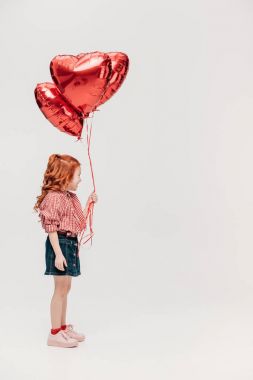 çok güzel kızıl saçlı çocuk gri izole kırmızı kalp şeklinde balonlar holding