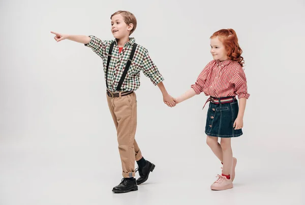 Roztomilý Malý Děti Drželi Ruce Daleko Ukazoval Prstem Izolované Grey — Stock fotografie