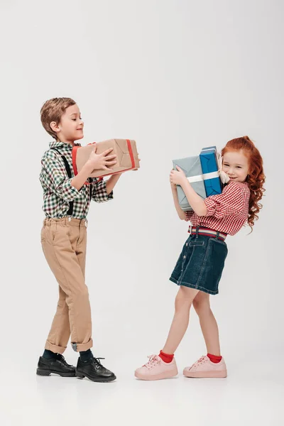 Чарівні Маленькі Діти Тримають Барвисті Подарункові Коробки Ізольовані Сірому — стокове фото