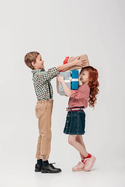 Seitenansicht Des Glücklichen Jungen Präsentiert Geschenkboxen Für Lächelndes Kleines Mädchen — Stockfoto
