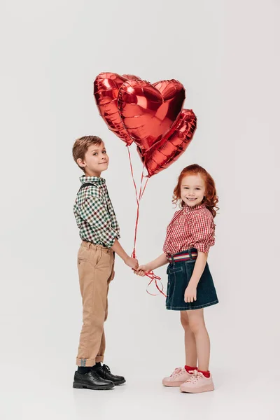 Balon Şeklinde Gri Izole Kamera Gülümseyen Kalp Tutan Şirin Küçük — Stok fotoğraf