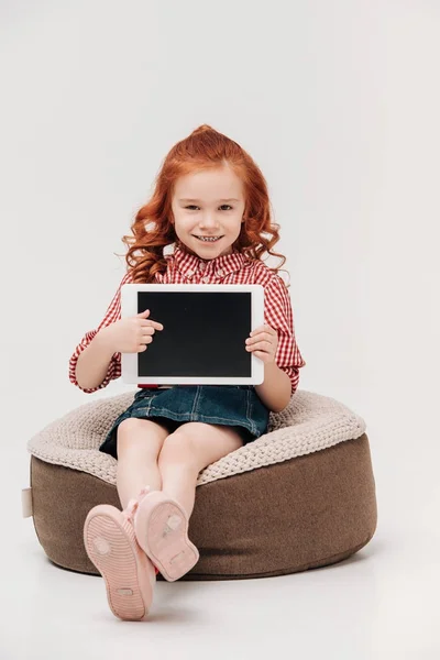 Adorabile Bambino Rossa Sorridente Alla Fotocamera Che Punta Tablet Digitale — Foto Stock