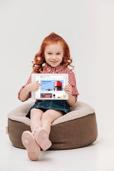Adorabile Bambina Sorridente Alla Fotocamera Mentre Tiene Mano Tablet Digitale — Foto Stock
