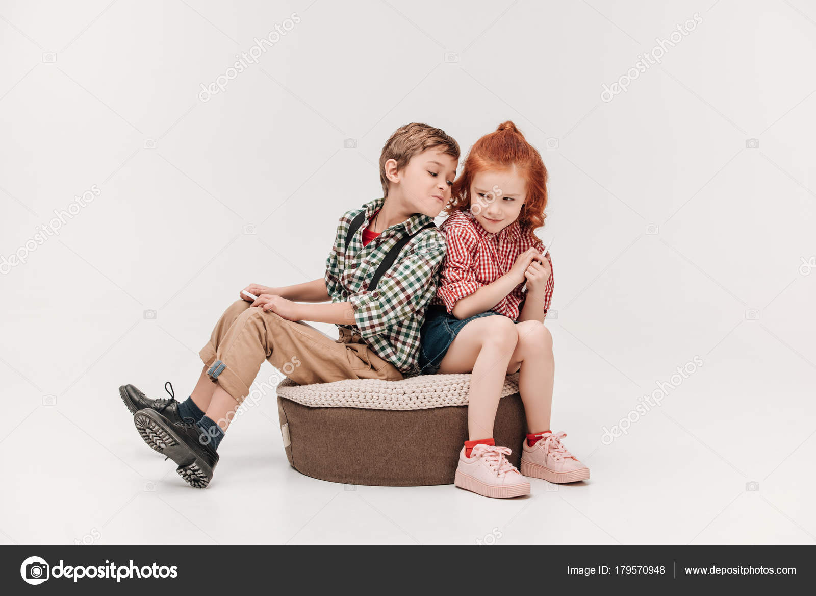 Bellissimi bambini piccoli utilizzando digital tablet smartphone ... Bambini piccoli bellissimi