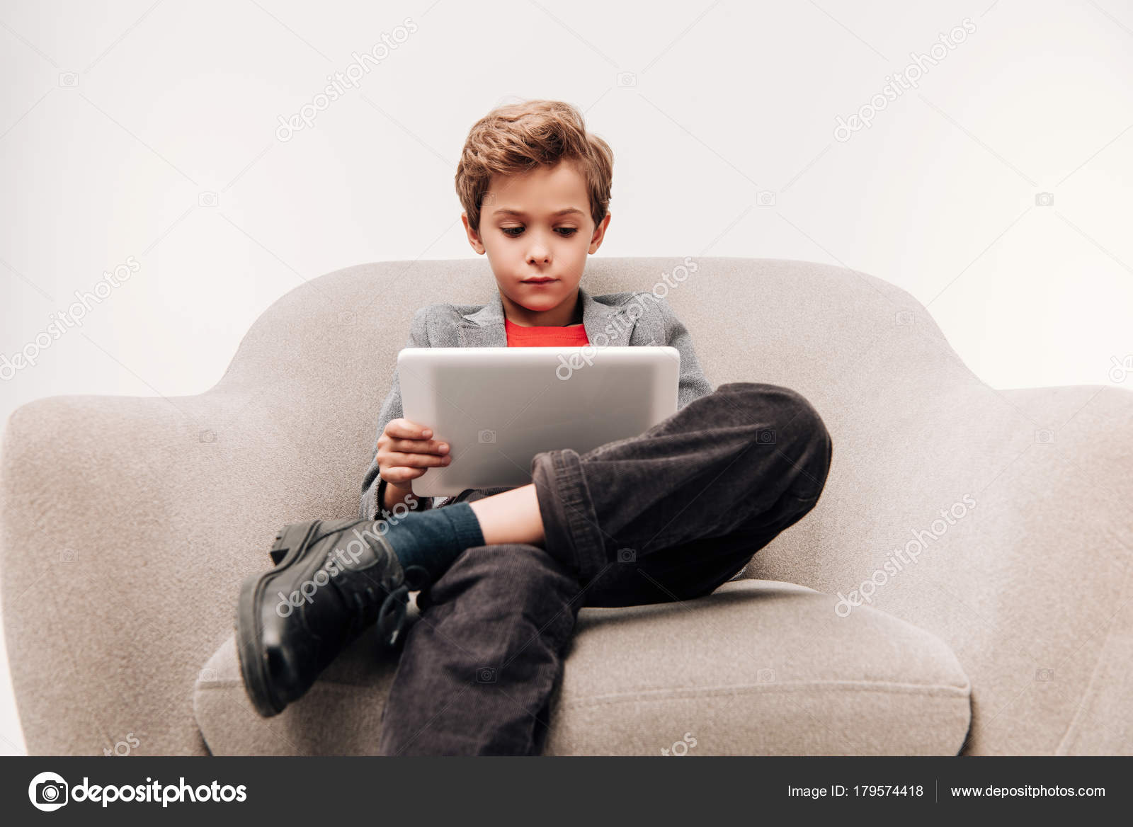 Ciddi Küçük Çocuk Gri Izole Koltuk Içinde Otururken Tablet Kullanma