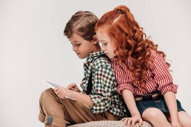 güzel küçük çocuk arkadaş dijital tablet gri izole kullanarak bakarak 