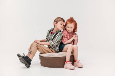 güzel küçük çocuklar dijital tablet ve gri izole smartphone kullanarak 