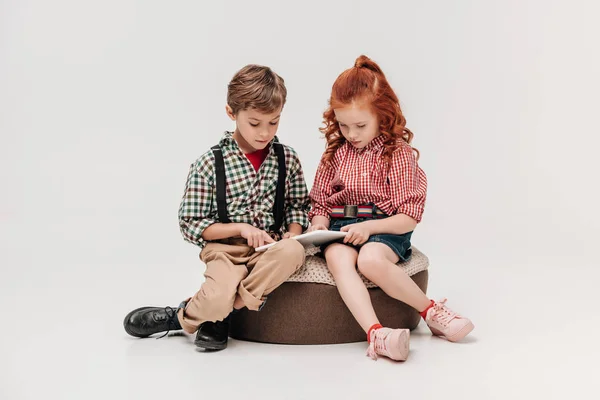 Hermosos Niños Pequeños Usando Tableta Digital Juntos Aislados Gris — Foto de Stock