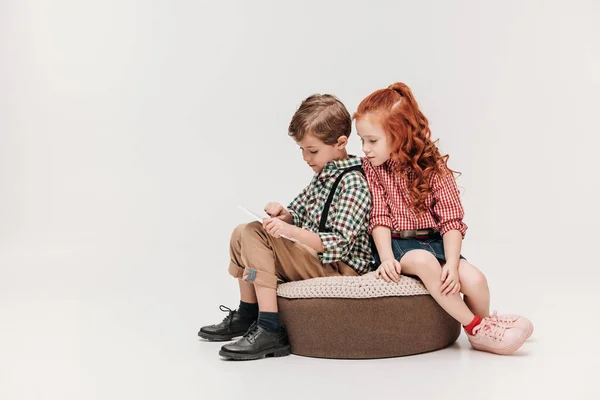 Adorable Niño Mirando Amigo Usando Tableta Digital Aislado Gris — Foto de Stock