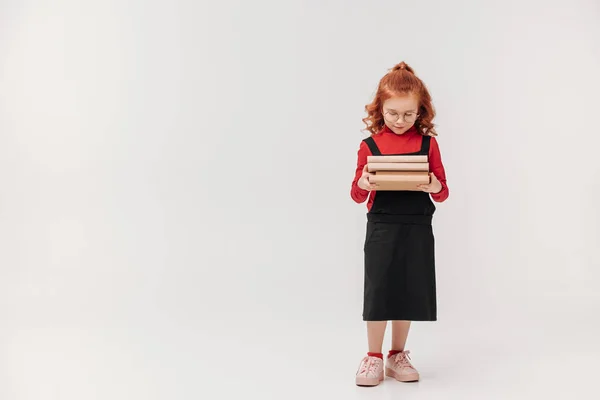Belle Petite Écolière Portant Pile Livres Isolés Sur Gris — Photo