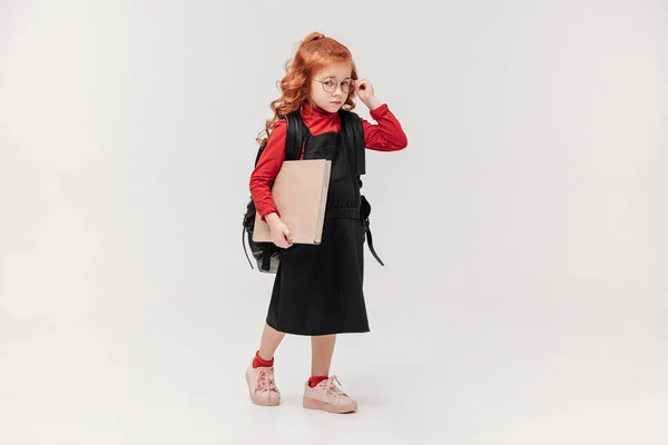 Pequena Estudante Vestido Preto Com Grande Livro Isolado Cinza — Fotografia de Stock