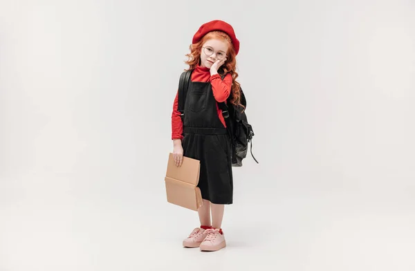 Adorável Colegial Com Mochila Grande Livro Isolado Cinza — Fotografia de Stock