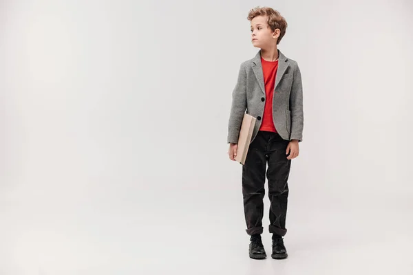 Pequeño Elegante Colegial Con Gran Libro Aislado Gris — Foto de Stock