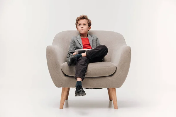 Stilvoller Kleiner Junge Sitzt Sessel Mit Digitalem Tablet — Stockfoto