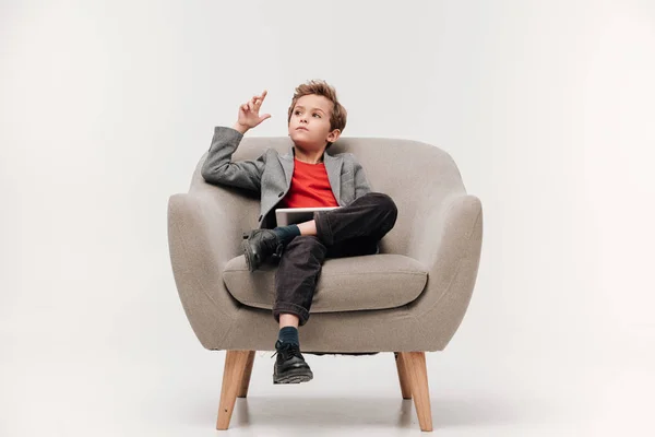 Pensativo Elegante Niño Sentado Sillón Con Tableta — Foto de Stock