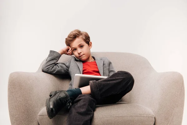 Menino Elegante Com Tablet Sentado Poltrona Olhando Para Câmera Isolada — Fotografia de Stock