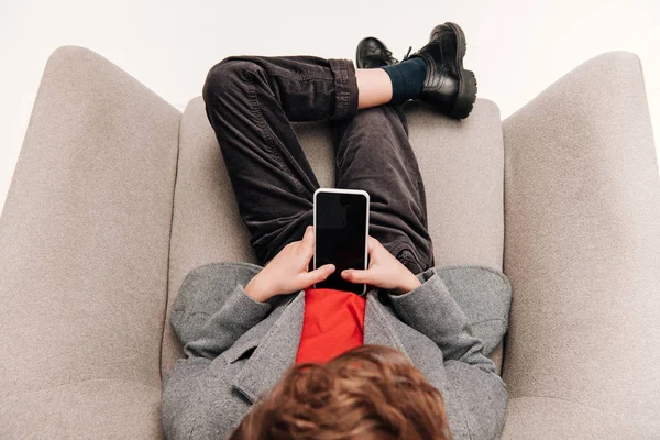 Vista Superior Del Niño Con Estilo Utilizando Teléfono Inteligente Sillón — Foto de Stock