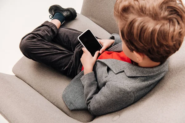 Μεγάλη Γωνία Προβολής Του Κομψό Μικρό Αγόρι Χρησιμοποιώντας Smartphone Πολυθρόνα — Φωτογραφία Αρχείου