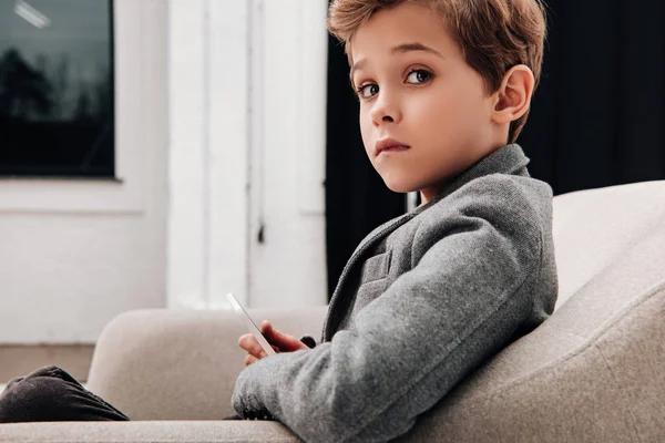 Menino Elegante Sentado Poltrona Confortável Usando Smartphone — Fotografia de Stock