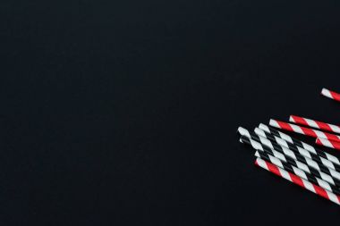 izole üzerine siyah çizgili içme payet yakından görmek