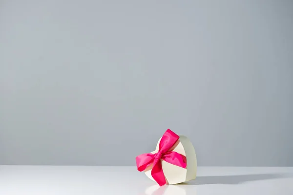 桃红色丝带的心形礼品盒灰色 — 图库照片