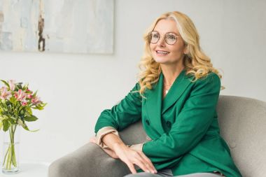 gülümseyen ve uzak koltukta otururken arıyorum güzel olgun iş kadını