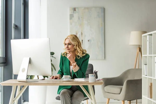 Middle Aged Businesswoman Using Desktop Computer Drinking Coffee Workplace — Stock Photo, Image